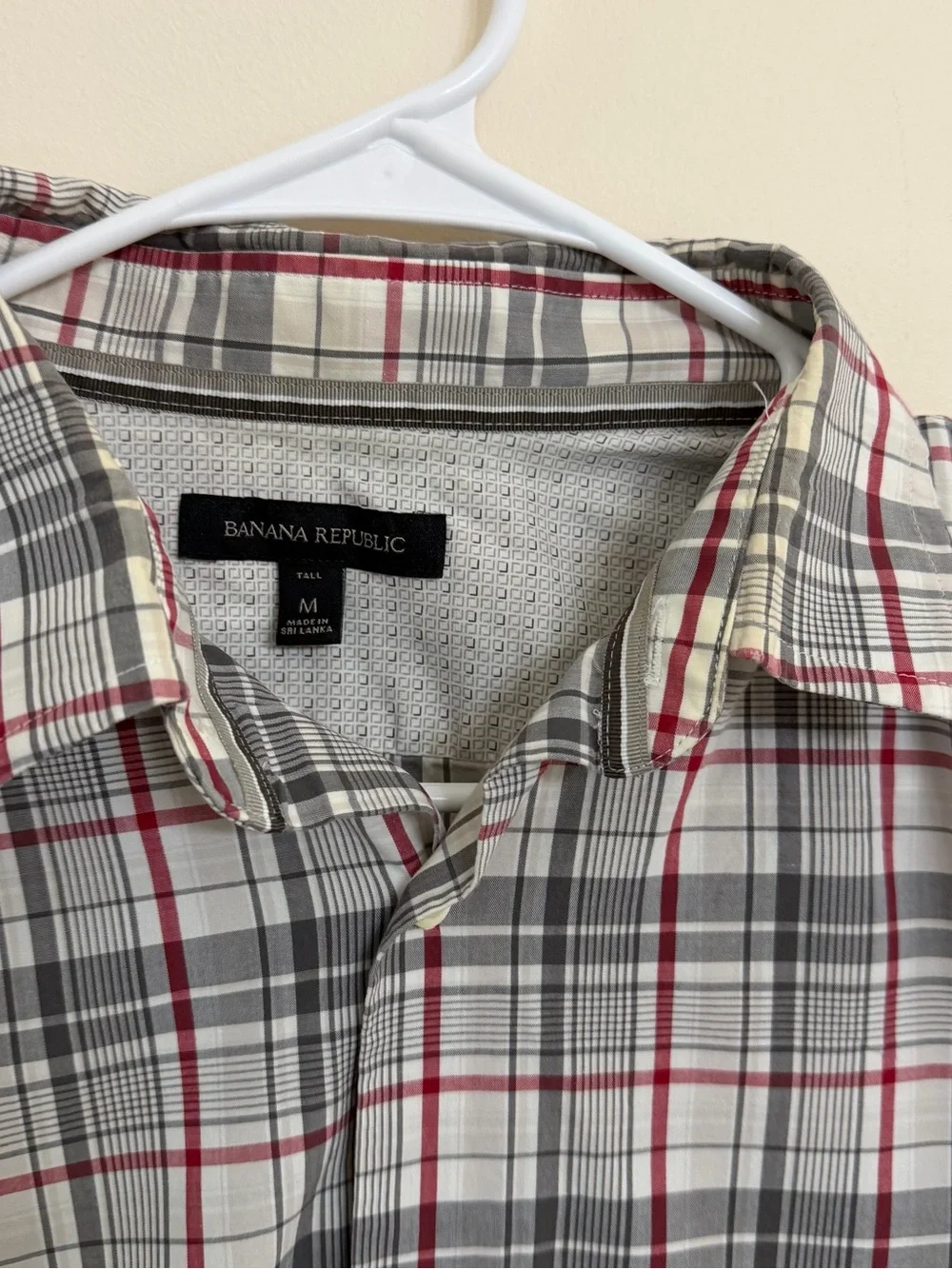 Banana Republic Men’s Gray, White & Red Plaid Short-Sleeve Button-Down Shirt